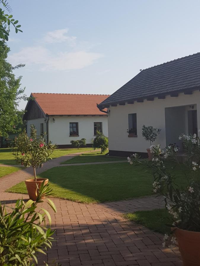 Toth Vendeghaz Es Apartmanhaz Ujfeherto Exterior foto