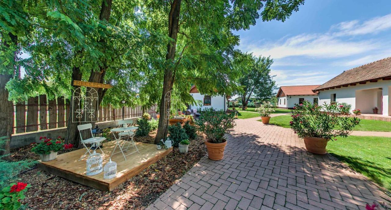 Toth Vendeghaz Es Apartmanhaz Ujfeherto Exterior foto