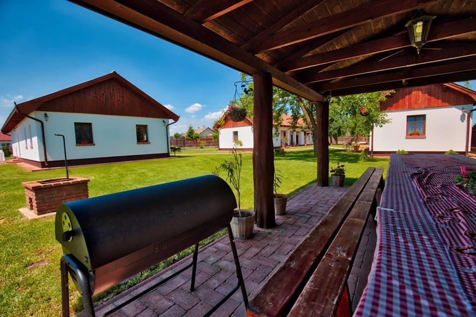 Toth Vendeghaz Es Apartmanhaz Ujfeherto Exterior foto