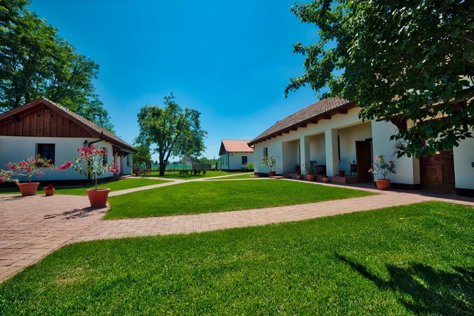 Toth Vendeghaz Es Apartmanhaz Ujfeherto Exterior foto