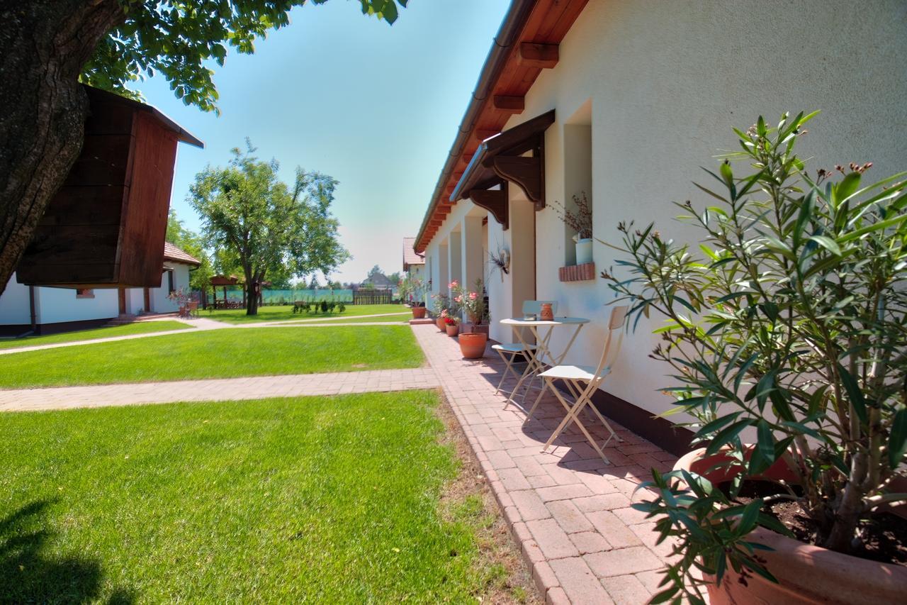 Toth Vendeghaz Es Apartmanhaz Ujfeherto Exterior foto