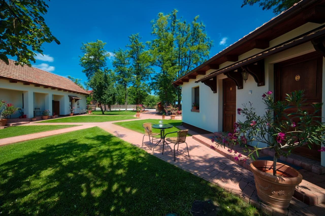 Toth Vendeghaz Es Apartmanhaz Ujfeherto Exterior foto