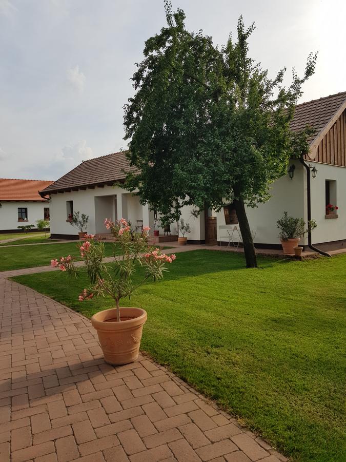 Toth Vendeghaz Es Apartmanhaz Ujfeherto Exterior foto