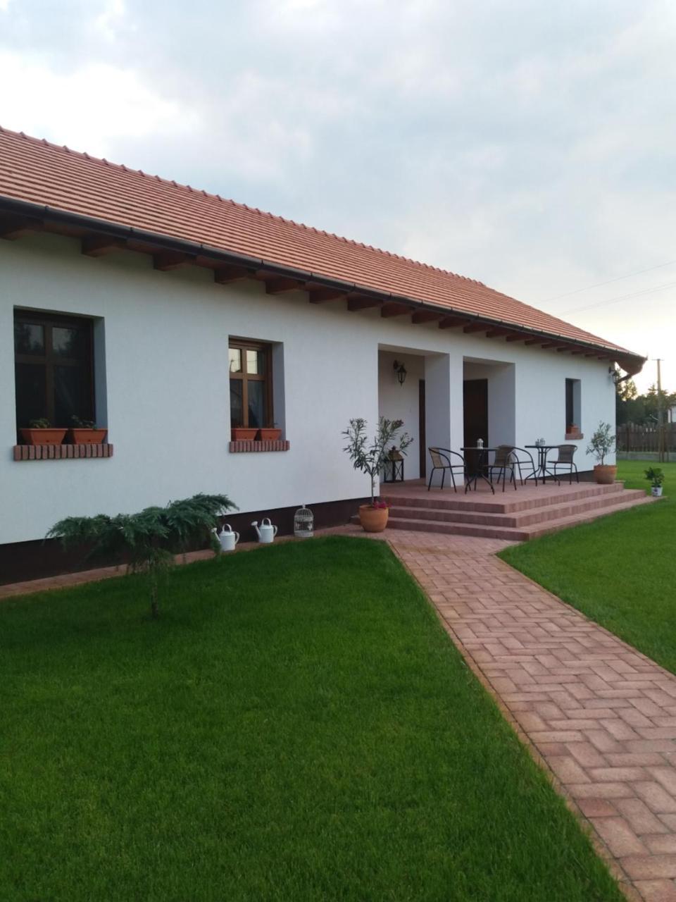 Toth Vendeghaz Es Apartmanhaz Ujfeherto Exterior foto