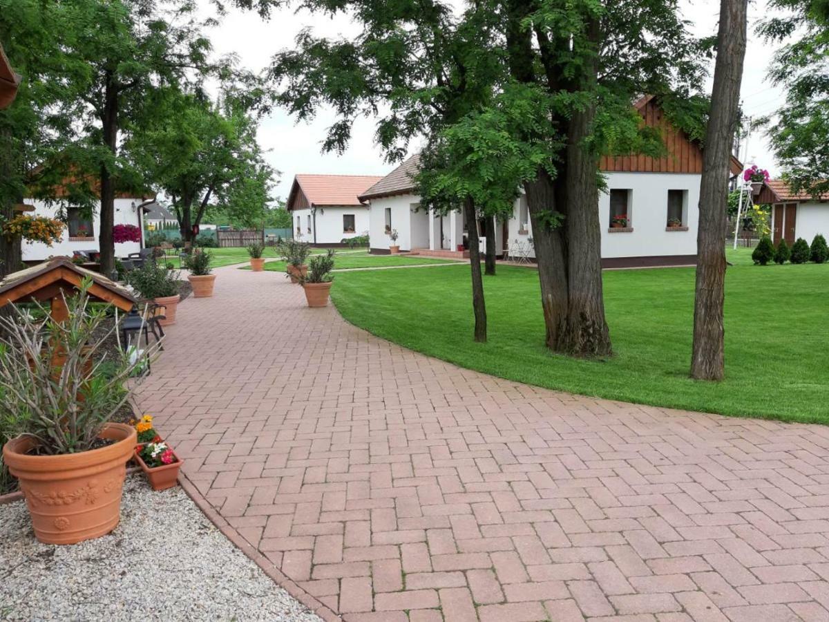 Toth Vendeghaz Es Apartmanhaz Ujfeherto Exterior foto